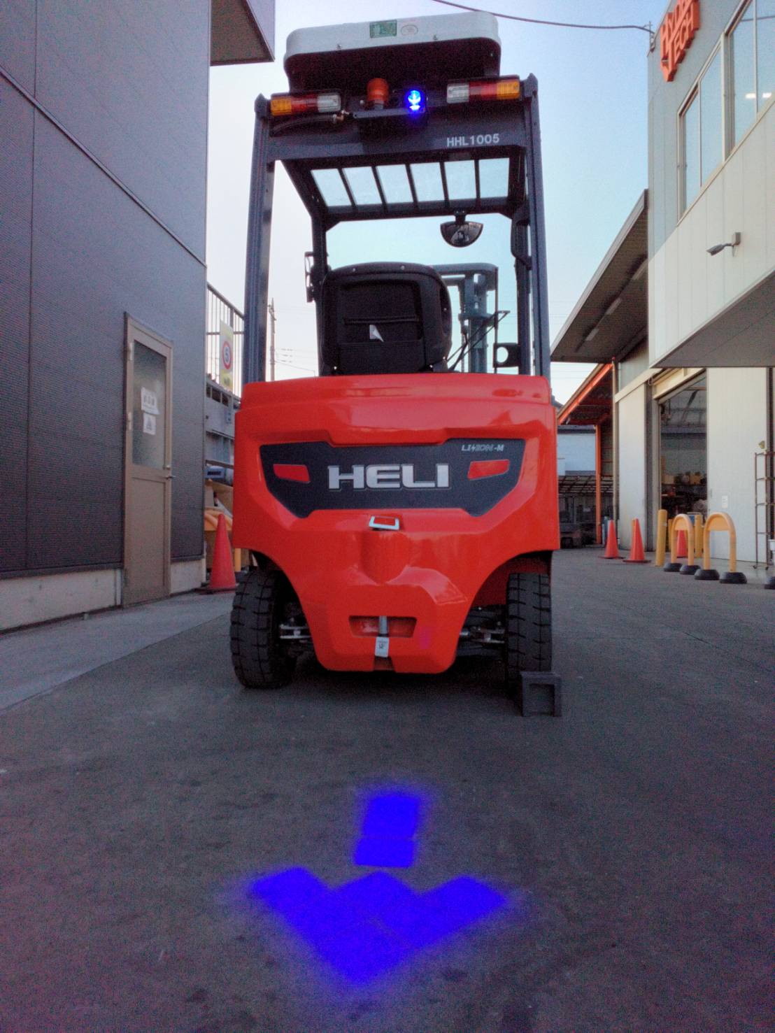 後方警告投影ライト(Blue Arrow Light Flashing) ― フォークリフト後方取付タイプ ―