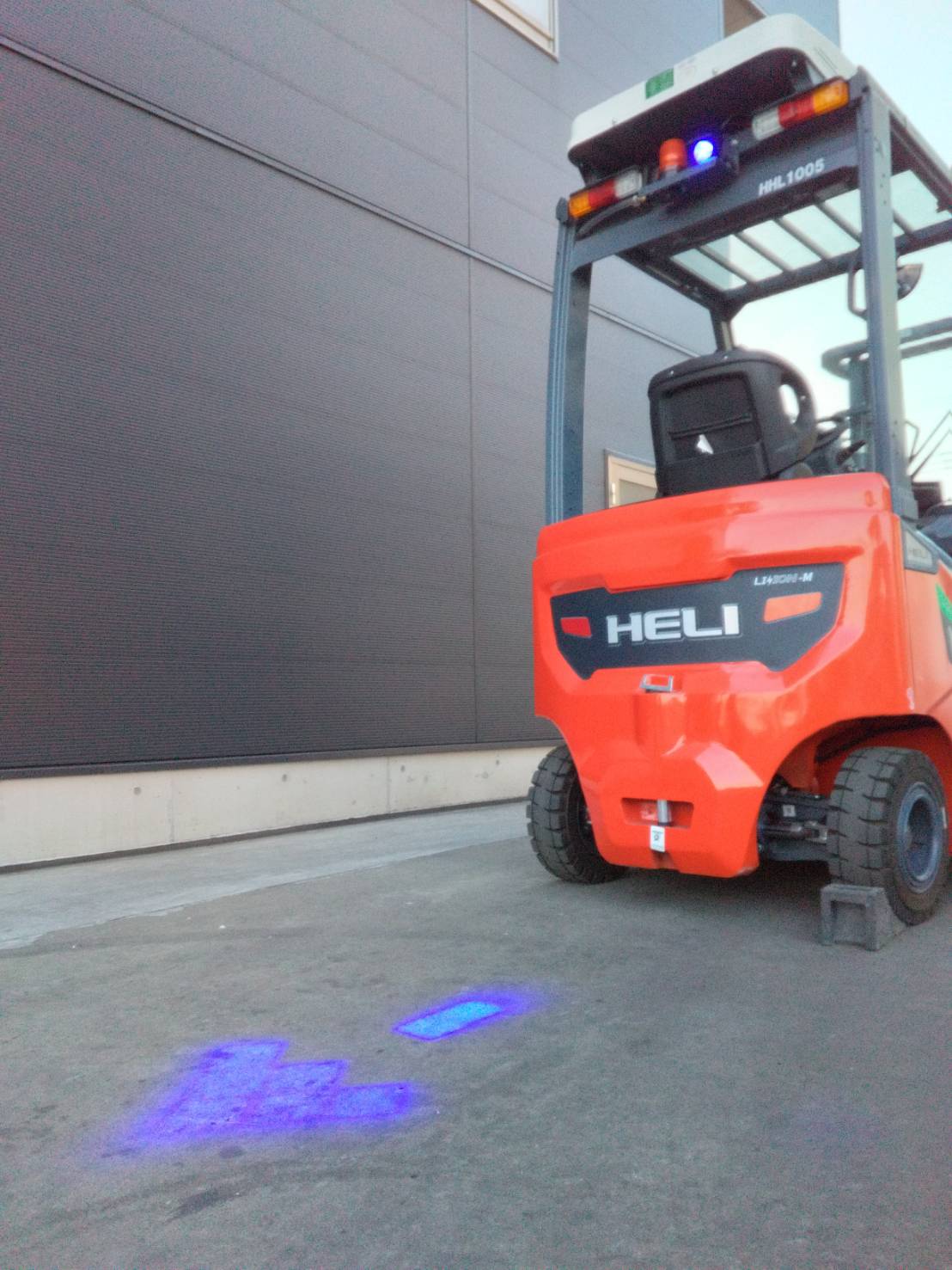 後方警告投影ライト(Blue Arrow Light Flashing) ― フォークリフト後方取付タイプ ―