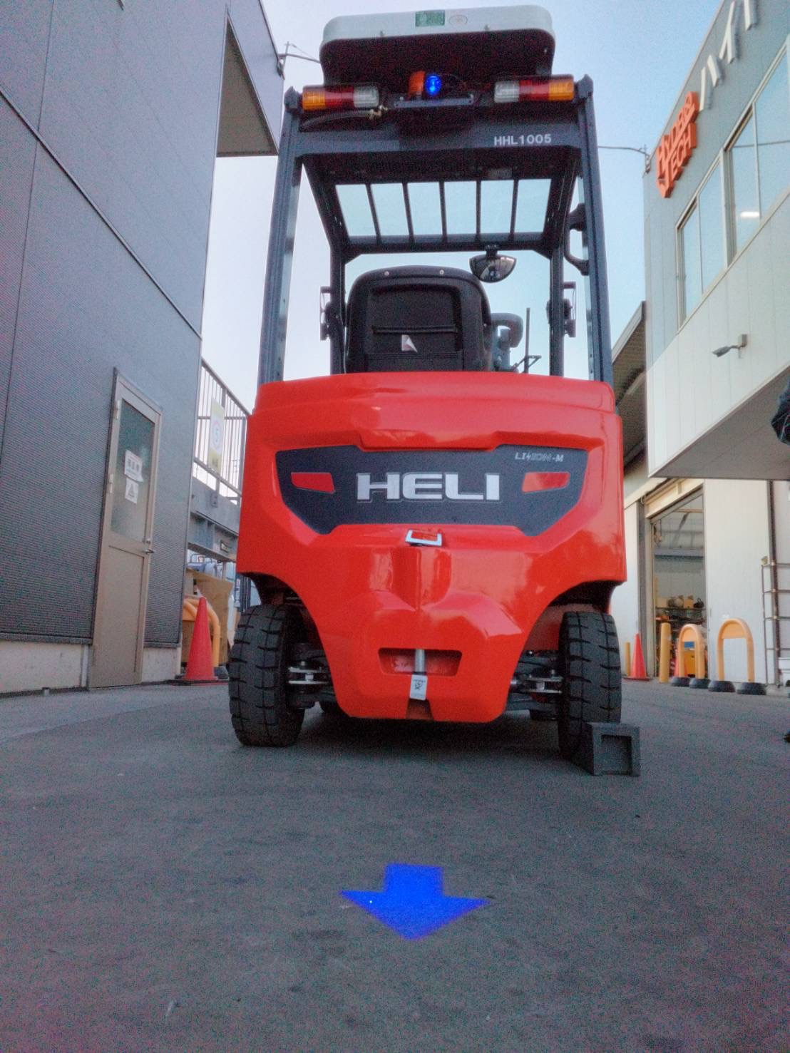 後方警告投影ライト(Blue Arrow 点滅なしタイプ) ― フォークリフト後方取付タイプ ―