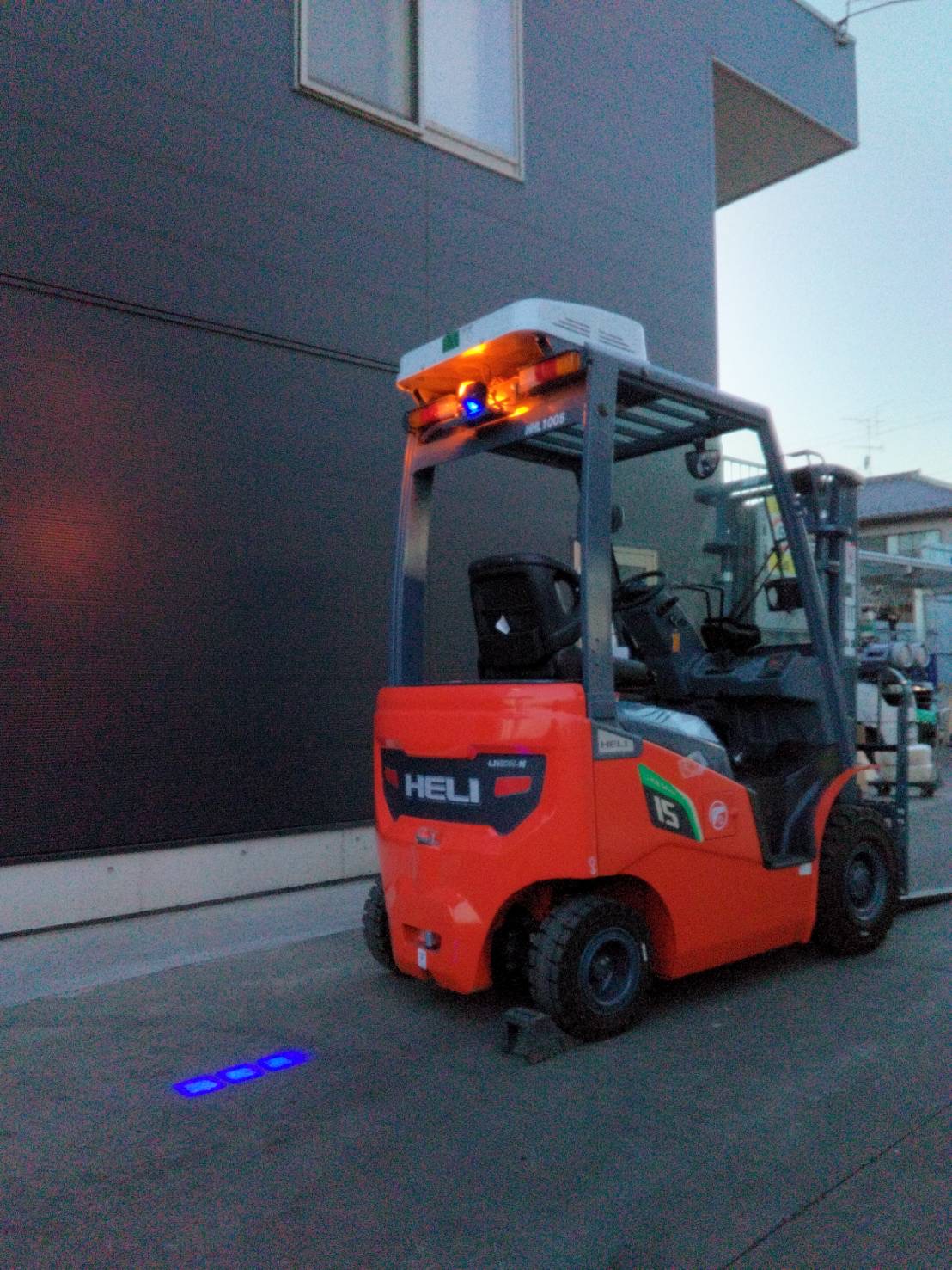 安全警告ライト(Blue Spot Light Flashing ) ― フォークリフト後方取付タイプ ―