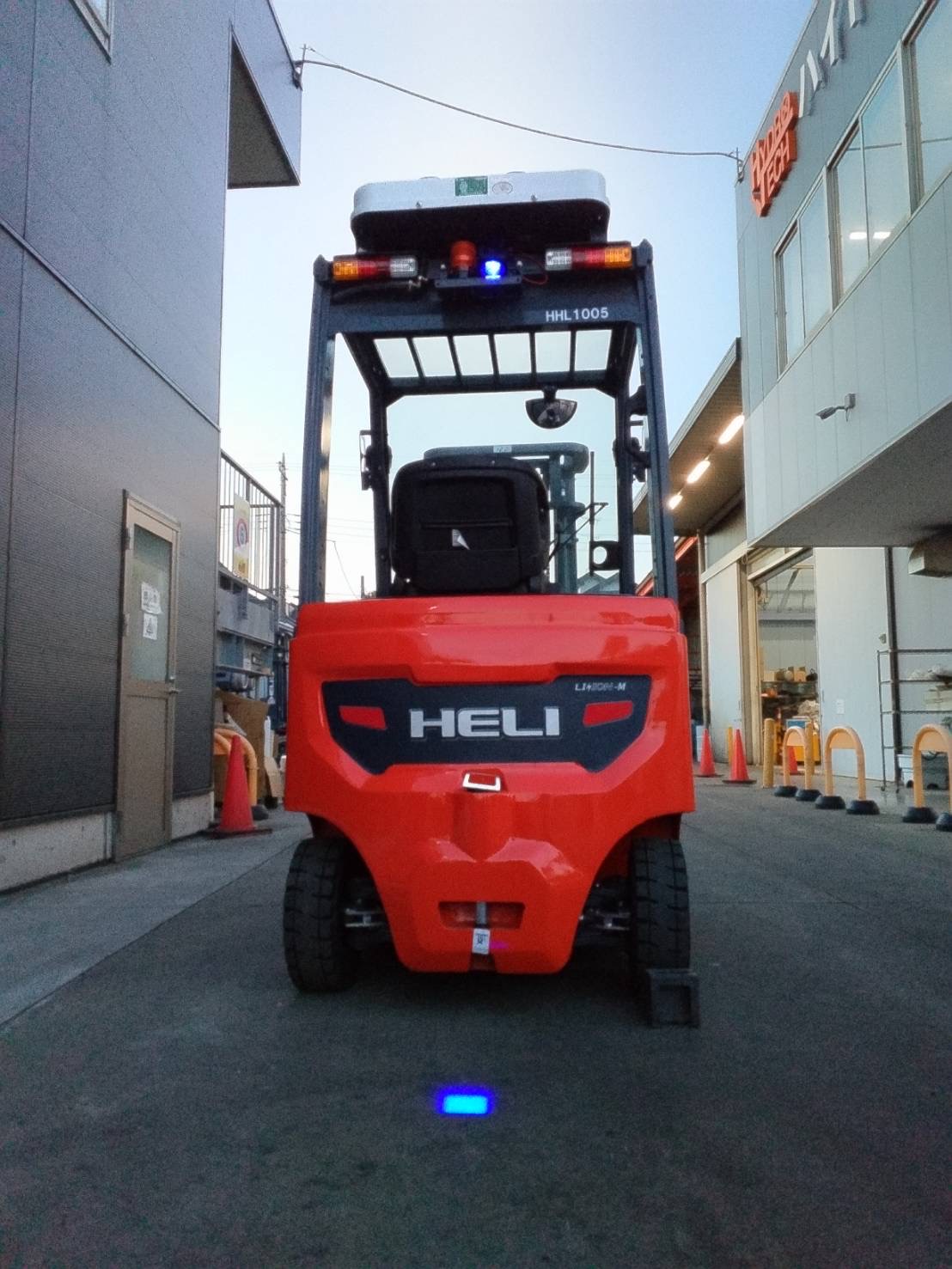 安全警告ライト(Blue Spot Light Flashing ) ― フォークリフト後方取付タイプ ―