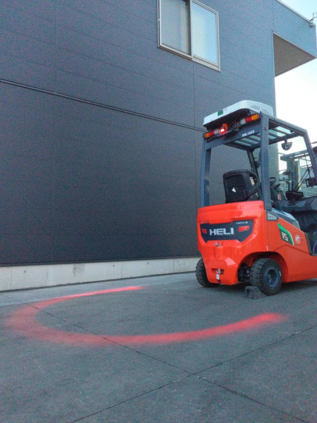 フォークリフト後方安全ゾーンライト(Red Arc) ― フォークリフト後方取付タイプ ―