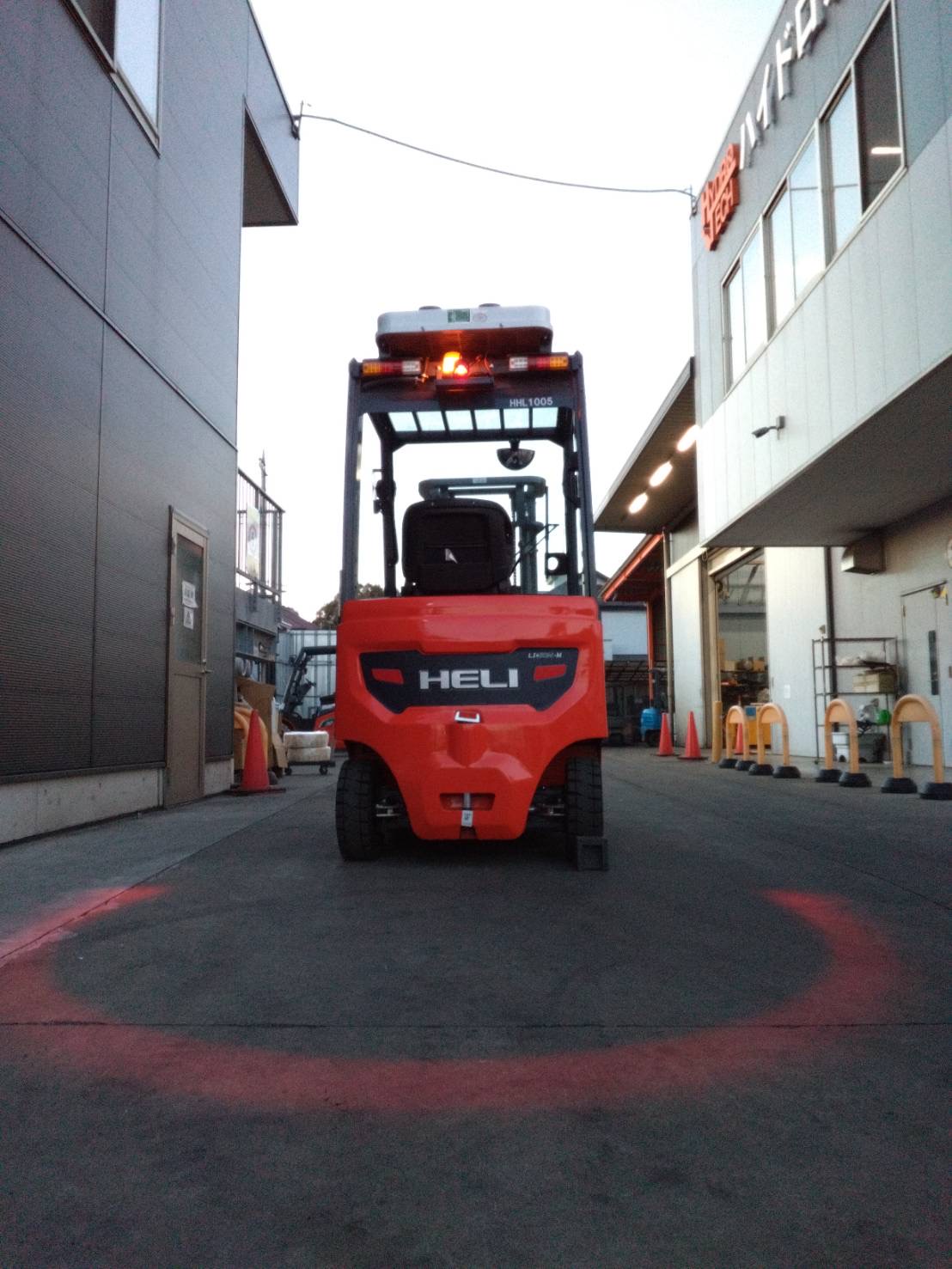 フォークリフト後方安全ゾーンライト(Red Arc) ― フォークリフト後方取付タイプ ―