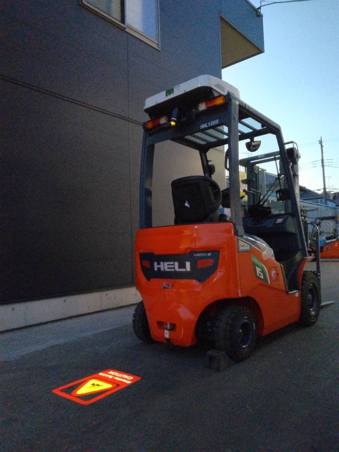 フォークリフト後方警告投影ライト(Attention Forklift Caution) ― フォークリフト後方取付タイプ ―