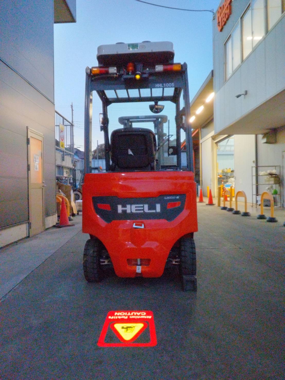 フォークリフト後方警告投影ライト(Attention Forklift Caution) ― フォークリフト後方取付タイプ ―